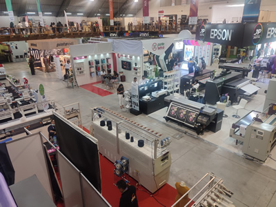 Estudiantes en laboratorio textil